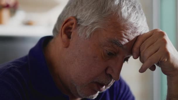 Ongeschoren Oudere Man Die Lijdt Aan Geestesziekte Close Gezicht Snel — Stockvideo