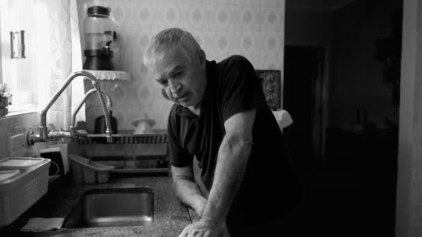 Uomo Anziano Depresso Che Lotta Con Solitudine Casa Ansia Crisi — Video Stock