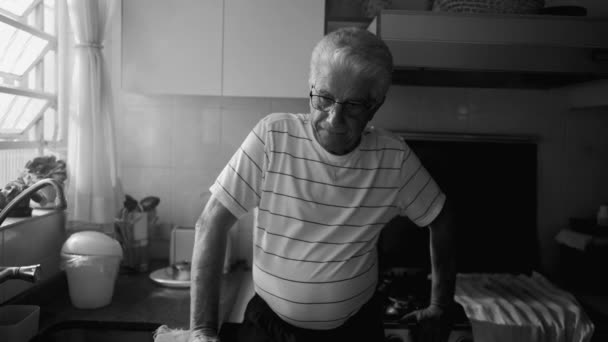 Dramatický Starší Muž Naplněn Lítostí Výčitkami Svědomí Monochromatickém Zatímco Stojí — Stock video