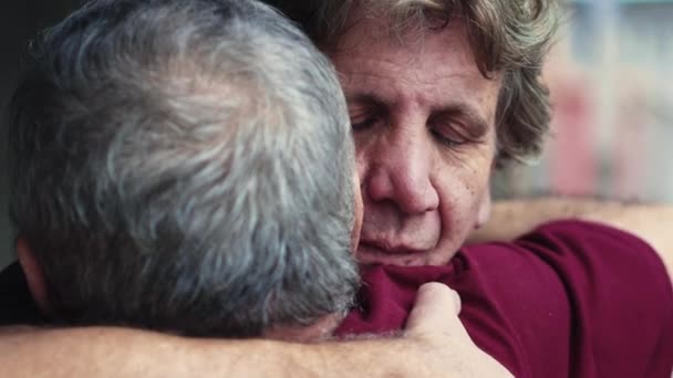 Hjertevarmende Omfavne Mellem Seniorvenner Autentisk Kærlighedskram Ældre Mennesker Siger Farvel – Stock-video
