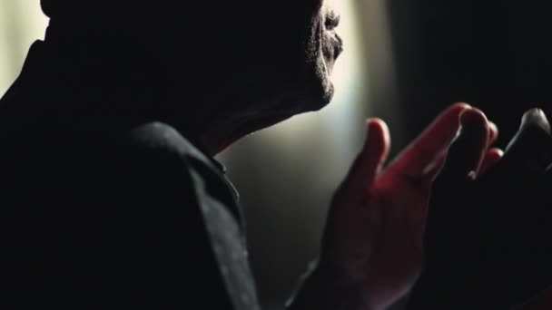 Откровенная Сцена Пожилой Афроамериканец Молится Богу Спальне Поднимая Руки Воздухе — стоковое видео