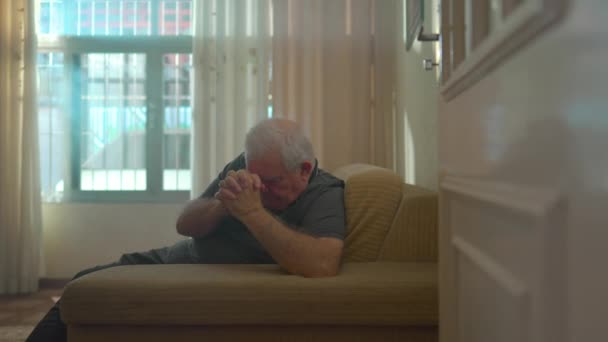 Förhoppningsfull Äldre Man Praying Hemma Ensamhet Trogen Äldre Manlig Kaukasisk — Stockvideo