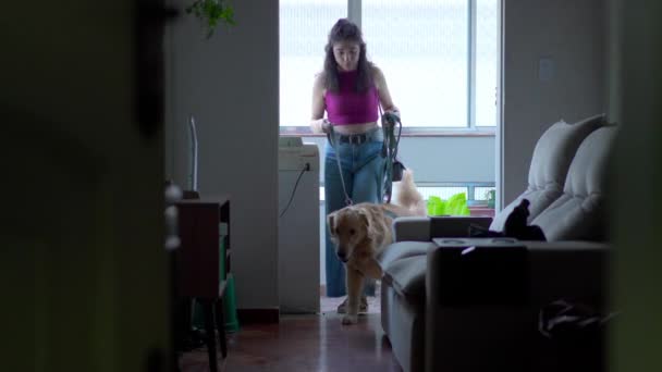 和她的狗出去散步的人 女人离开公寓 传统的家庭生活方式 — 图库视频影像