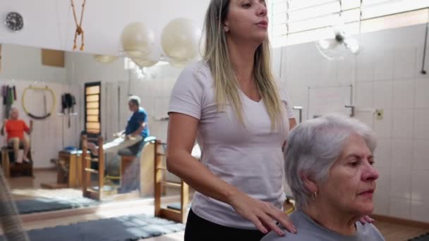 Donna Caucasica Anziana Impegnata Riabilitazione Fisioterapica Esercizio Sotto Guida Dell — Video Stock