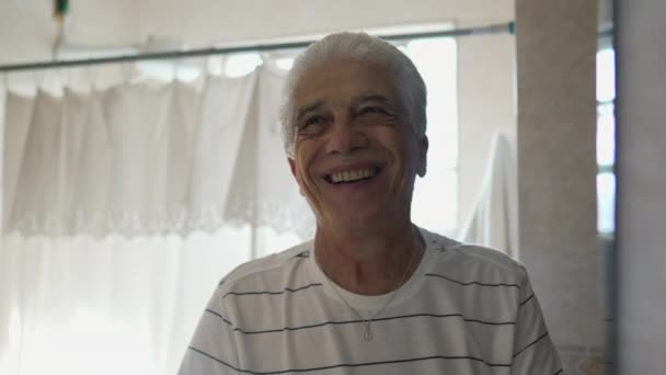 Radostný Starší Senioři Stojící Před Koupelnou Zrcadlo Úsměvem Pozitivní Šťastný — Stock video