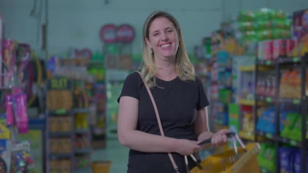 Joyful Vrouwelijke Consument Holding Mand Supermarkt Glimlachende Portret Close — Stockvideo