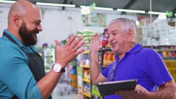 Senior Manager Chválí Výkon Zaměstnance Supermarketu High Five Celebration Supermarket — Stock video