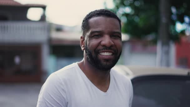 Hombre Afroamericano Pie Calle Urbana Mirando Cámara Sonriendo Retrato Cerca — Vídeo de stock