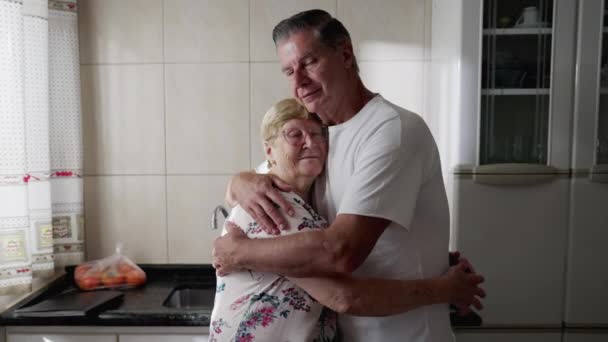Yaşlı Anne Yetişkin Orta Yaşlı Oğul Kameraya Bakarken Birbirlerine Sarılıyorlar — Stok video