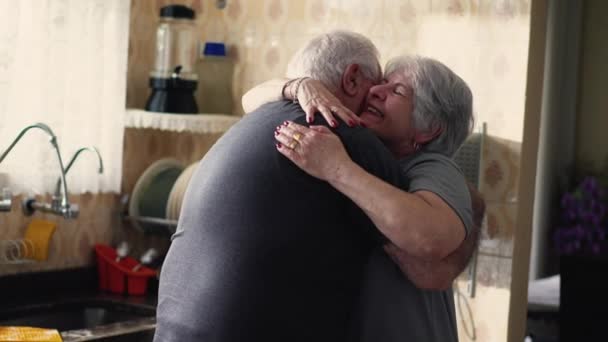 Milující Chvíle Mezi Starým Párem Objímajícím Senioři Manžel Manželka Objetí — Stock video