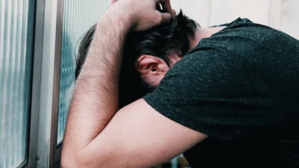 Людина Яка Страждає Від Емоційного Болю Прикриває Обличчя Соромом Молодий — стокове відео