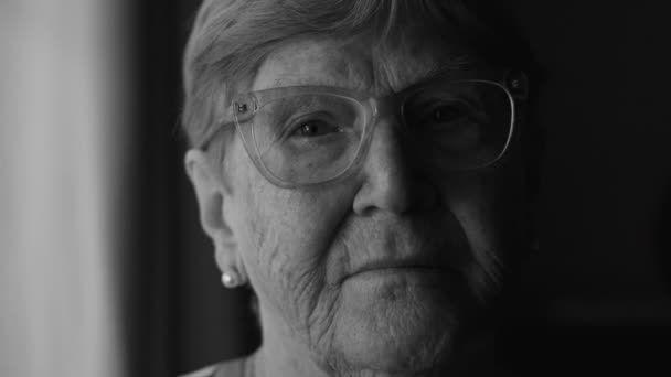 Δραματική Απεικόνιση Ηλικιωμένης Γυναίκας Μονόχρωμο Μαύρο Και Άσπρο Πορτρέτο Της — Αρχείο Βίντεο