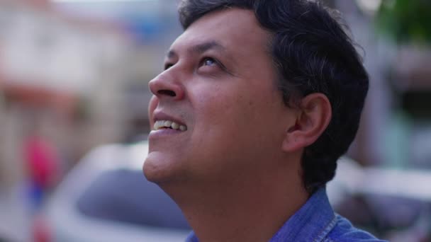 Hombre Sudamericano Los Años Expresando Mirada Hacia Cielo Esperanza Gratitud — Vídeos de Stock