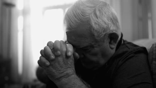 Старший Мужчина Молится Монохромных Черно Белых Драматический Верующий Руками Сжаты — стоковое видео