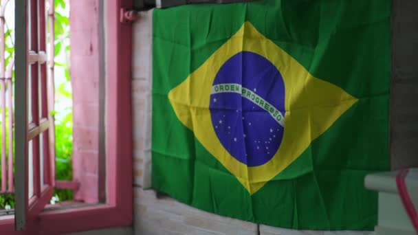 Bandiera Brasiliana Esposta Alla Finestra Orgoglio Nazionale Mostra Brasile — Video Stock
