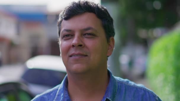 Різноманітна Людина Роках Ходить Вулиці Споглядальним Поглядом Продуманим Виразом Бразильської — стокове відео