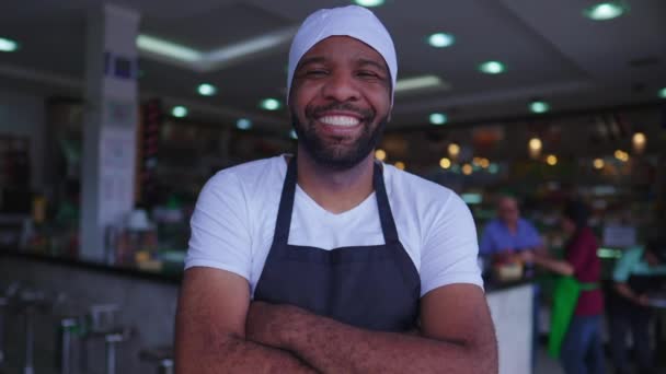 一位快乐的巴西黑人员工在餐馆前交叉着双臂微笑 — 图库视频影像