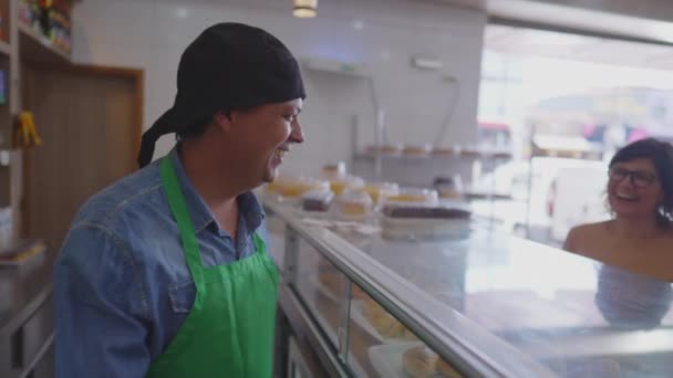 Glada Medarbetare Interagerar Med Kvinnliga Kunder Deli Counter Cafeteria Personal — Stockvideo