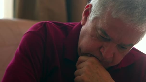Ein Älterer Mann Der Mit Einer Psychischen Erkrankung Kämpft Wird — Stockvideo