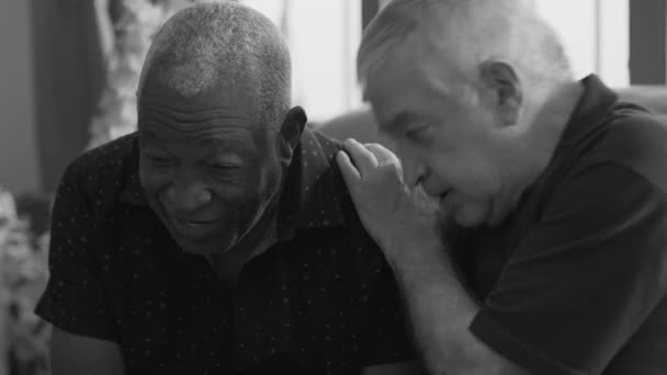 Depresi Starší Muž Trpící Duševní Poruchou Hledá Podporu Pomoc Přítele — Stock video