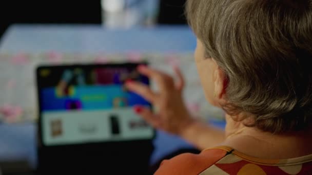 Πίσω Από Ηλικιωμένη Γυναίκα Που Επιλέγει Προϊόν Στο Ηλεκτρονικό Κατάστημα — Αρχείο Βίντεο