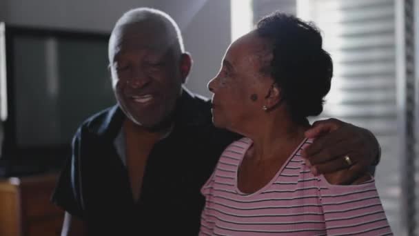 老年丈夫在床边拥抱老年妻子 在老年非洲裔美国人伴侣的犬牙时刻示爱和柔情 — 图库视频影像