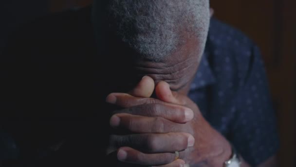 困難な時期に神の助けを求めて空を見上げる一人の上級黒人のクローズアップ顔 Prayerでクレンジングされた手 — ストック動画