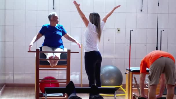 Kvinna Sport Coach Hjälper Svart Senior Att Träna Pilates Studio — Stockvideo