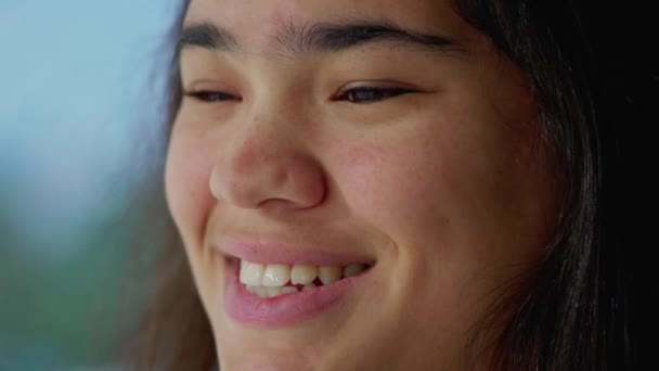 Autentiske Oprigtige Smil Ung Asiatisk Kvinde Close Portræt Glædelig Forskelligartet – Stock-video