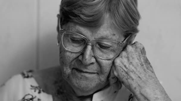 Yaşlardaki Endişeli Yaşlı Kadının Yakın Çekimi Siyah Beyaz Monokromda Yaşlılık — Stok video