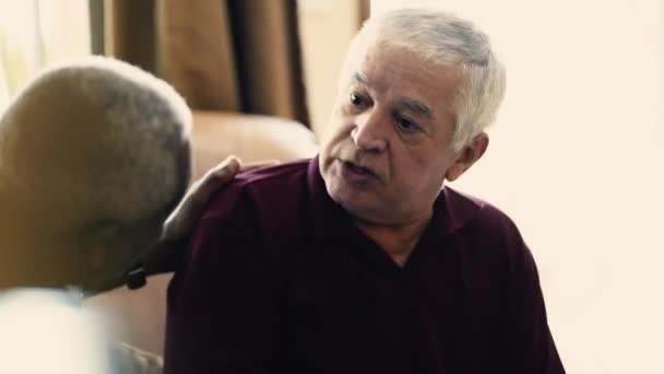 Senior Man Dzielenie Się Trudnymi Wiadomościami Przyjacielem Kanapie Wyświetlanie Empatycznego — Wideo stockowe