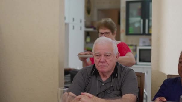 在午餐会上 年长妇女携同一盘食物与长者朋友团聚 — 图库视频影像