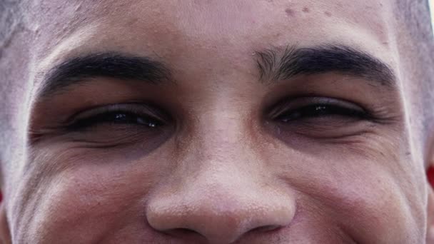 Neşeli Genç Siyah Brezilyalı Parantez Içinde Kameraya Gülümseyen Yakın Çekim — Stok video