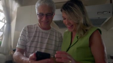 Bir Mutfak Ayarında Cep Telefonu İçeriğiyle İlgili Yaşlı Çiftin Sayısal Yaşlıları