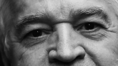 Yaşlı adamın buruşuk yüzü, traşsız Makro yakın plan dramatik siyah beyaz