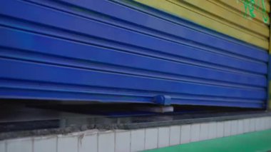 Girişimci, Güne Başlamak İçin Mağaza Önü Garajı Yükseltiyor