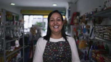 Neşeli bir Brezilyalı Evcil Hayvan Dükkanı sahibi Yerel Dükkan 'da gülümsüyor