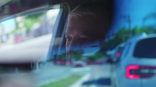 トラフィックスタンドの高齢者 シティドライビングシーン リアビューミラーでキャプチャ 高齢者は渋滞に巻き込まれた — ストック動画