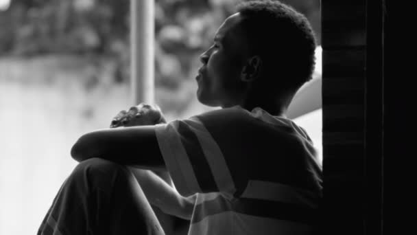 Ένας Νεαρός Μαύρος Απόγνωση Δραματική Μονοχρωματική Ασπρόμαυρη Πρόσωπο Συγκλονισμένο Από — Αρχείο Βίντεο