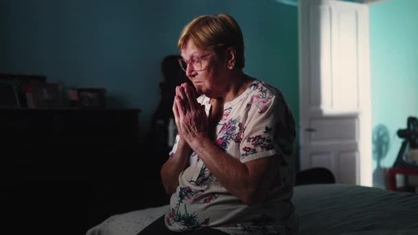 80多岁的老年妇女在家里做着深深的祷告 虔诚的天主教老年妇女向更高的权力机构祈祷 — 图库视频影像