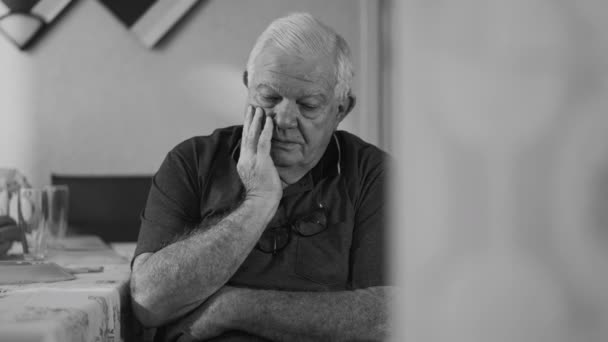 Uomo Anziano Pentito Preoccupato Anziano Uomo Sente Rimpianto Casa Bianco — Video Stock