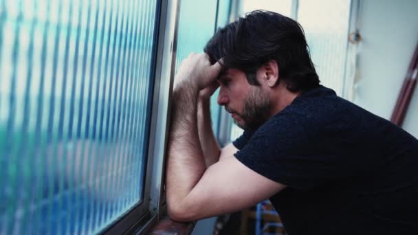 Hombre Abrumado Que Experimenta Depresión Ansiedad Con Colapso Mental — Vídeo de stock