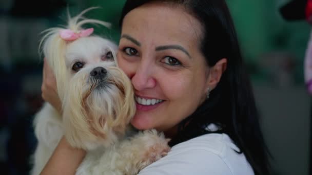 Retrato Una Alegre Brasileña Sosteniendo Perrita Mirando Cámara Sonriendo — Vídeo de stock