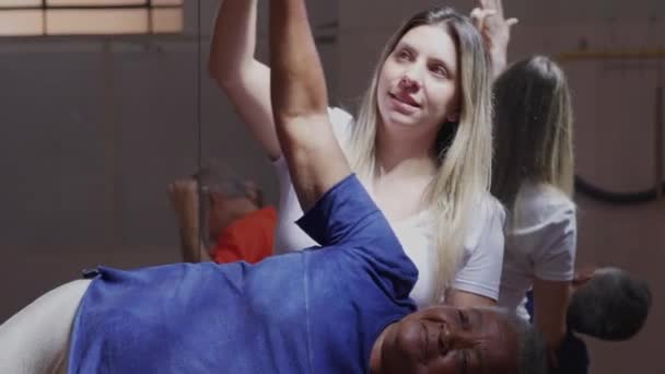 Kadın Bir Koçun Yardımıyla Pilates Seansında Egzersiz Yapan Son Sınıf — Stok video