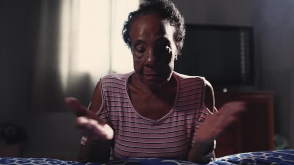 Одна Католицька Чорношкіра Бразильська Старша Жінка Молитві Знак Хреста Духовному — стокове відео
