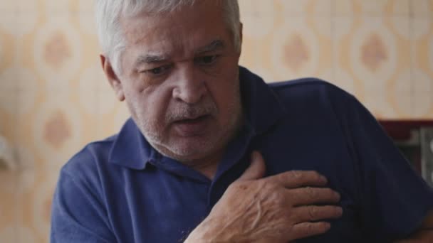 Mutfağı Lavabosu Ndan Düşen Yaşlı Adam Kalp Krizi Geçiriyor Son — Stok video