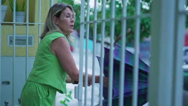 Kadın Evi Terk Ediyor Şemsiye Açıyor Yağmurlu Şehir Caddesine Çıkıyor — Stok video