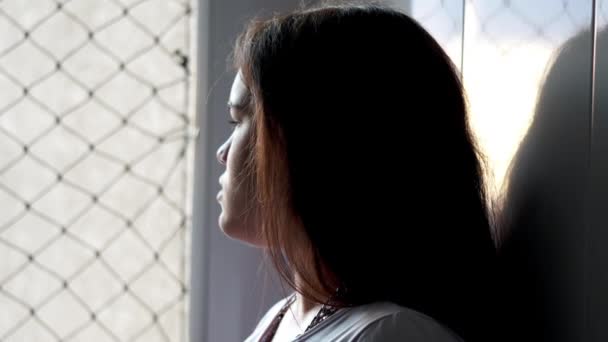Mladá Žena Reflektující Osamění Podle Okna — Stock video