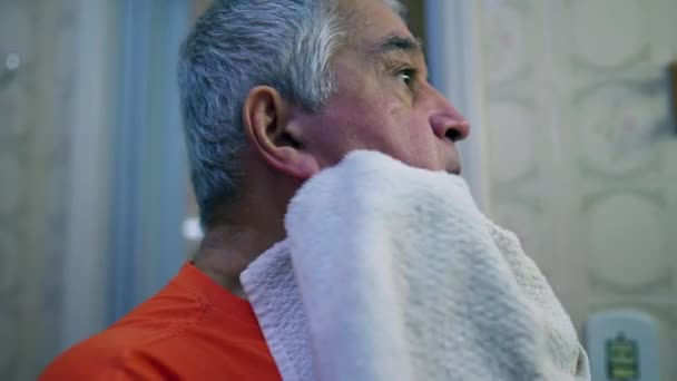 Пожилой Человек Похлопывает Лицо Сухим После Мытья Утром Рутина Полотенцем — стоковое видео