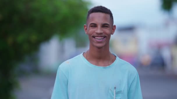 Auténtico Retrato Feliz Joven Brasileño Urban City Street Gente Real — Vídeo de stock